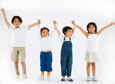 Theo phân tích của chuyên gia, ở nước nhiệt đới như Việt Nam, trẻ ăn sáng vào thời điểm từ 6 giờ đến 7giờ là hợp lý nhất, bảo đảm việc hấp thu dinh dưỡng. Tuy nhiên, hiện nay có khá nhiều trẻ phải dậy từ rất sớm, ăn sớm hơn khoảng thời gian đó với lý do để đi học đúng giờ do khoảng cách từ nhà đến trường khá xa. Điều này khiến bữa ăn của trẻ không hấp thụ tốt, hoặc bé ăn ít dẫn đến bệnh và suy dinh dưỡng. Hậu quả về lâu về dài là những đứa trẻ này sẽ kém phát triển về thể chất, nhất là chiều cao, cân năng”. 