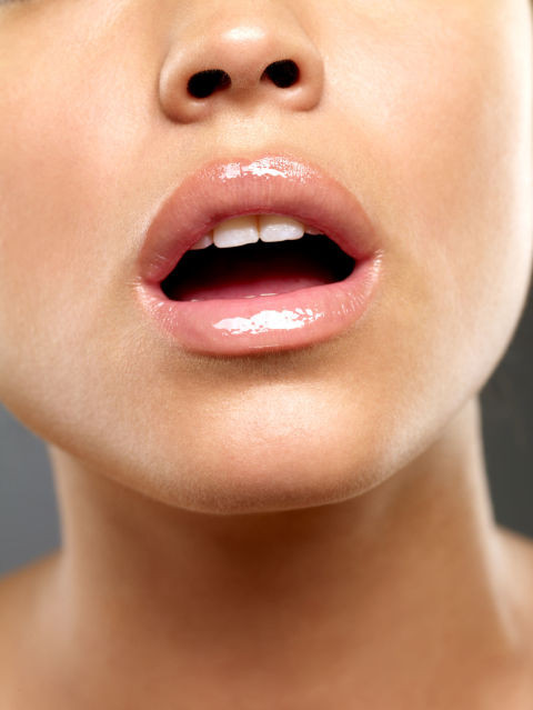 Tập thể dục cho miệng bằng cách nâng lưỡi lên trên và trượt về phía sau hoặc nâng vòm miệng phía sau và lưỡi gà lên rồi phát âm “A”. Đây là bài tập để giảm hiện tượng ngáy khi ngủ. 