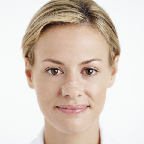 Nếu những giải pháp trên không có tác dụng, dùng một loại băng dính đặc biệt dán lên mũi. Loại băng dính này có tác dụng giữ cho khoang mũi không bị thu hẹp khi ngủ.