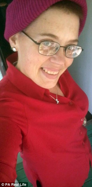 Vấn đề không chỉ đơn giản như vậy. Sau khi phẫu thuật, cô liên tục bị ốm và khát nước. Cô đã uống rất nhiều nước nhưng chỉ sau vài phút lại nôn ra hết. Khi tái khám tại bệnh viện, cô mới phát hiện lỗ thông giữa dạ dày và ruột quá nhỏ, gần như bị bít lại nên nước chảy xuống ruột rất ít. 