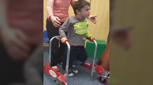 Hiện bé đang được dạy giao tiếp bằng cử chỉ nhưng bé Edmund còn có thể tự nghĩ ra những cử chỉ bằng tay của riêng mình. 