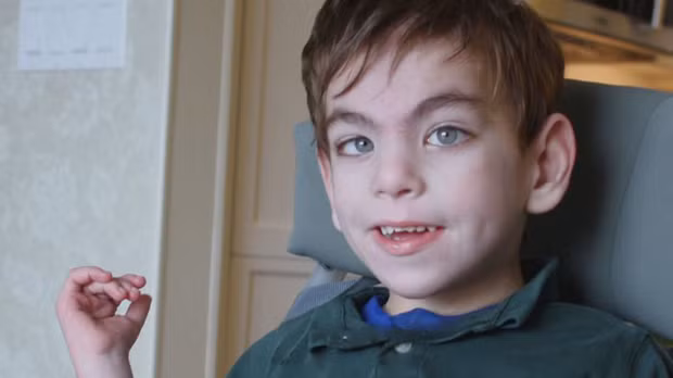 Cũng giống như những đứa trẻ 6 tuổi khác, Edmund Picciuto thích ca hát, thích chơi đồ chơi và rất yêu mẹ mình. Nhưng không như những đứa trẻ bình thường khác, Edmund bị dị tật đầu nhỏ, hậu quả của một biến đổi về gien mà người mẹ không hề hay biết khi mang thai. 