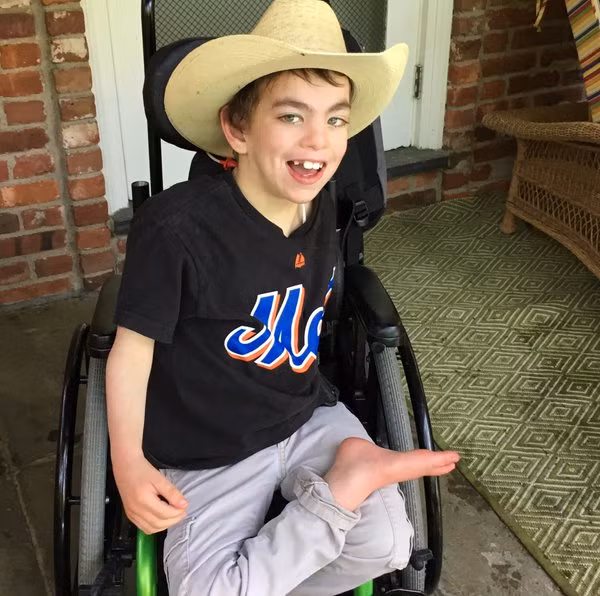 Hiện tượng nhỏ đầu có thể do một số nguyên nhân như rối loạn ren như Edmund hoặc lây từ mẹ sang con trong thai kỳ do virus Zika hoặc sởi. Các triệu chứng và tiên lượng về bệnh này hiện nay vẫn chưa thống nhất. Do vậy mẹ của Edmund cho rằng vẫn chưa thể kết luận được điều gì và cũng không mong ai đó đưa ra kết luận nào. 