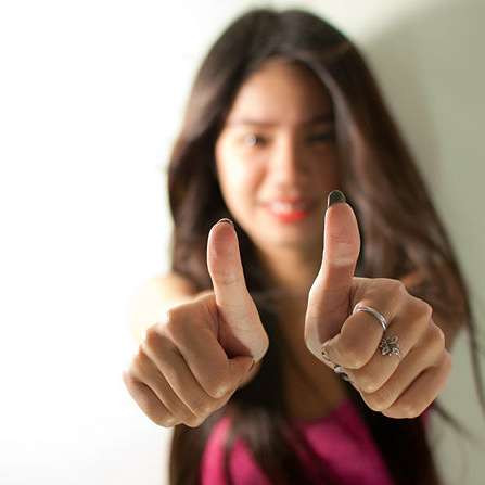 Khen ngợi: Dù ở trong hay ngoài công sở, cách tốt nhất để tán tỉnh một anh chàng mà không lộ liễu là buông lời khen ngợi. Không cần nói gì nhiều, chỉ cần ngắn gọn và đi thẳng vào vấn đề. Lưu ý là khi nói lời khen ngợi đừng quên nở một nụ cười hoặc thể hiện ánh mắt. Khi bước đi có thể quay đầu nhìn lại xem người kia có nhìn mình không, đó cũng là khoảnh khắc khá thú vị. 