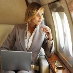 Làm tốt công việc: Không có gì gợi cảm hơn một phụ nữ luôn làm tốt công việc của mình một cách nghiêm túc. Đàn ông sẽ để ý đến những phụ nữ giỏi và chăm chỉ đồng thời sẽ rất tôn trọng người đó, dần dần sẽ quan tâm đến người đó. 