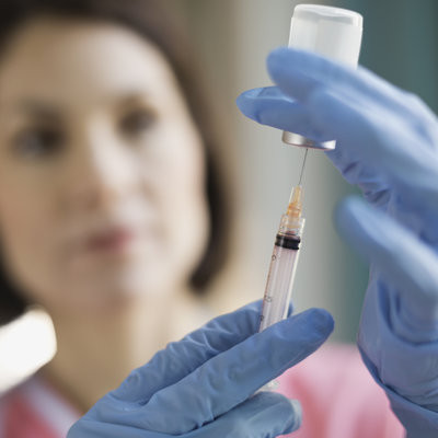 Tiêm phòng cúm là cách tốt nhất để bảo vệ cơ thể khỏi virus cúm nhưng điều có thể bạn chưa biết là nên tiêm phòng vào buổi sáng. So với những người tiêm phòng trong khoảng thời gian từ 3-5 giờ chiều, những người tiêm phòng vào 9-11 giờ sáng có nhiều kháng thể hơn đủ để chống lại hai lần cúm trong vòng 1 tháng sau khi tiêm. 