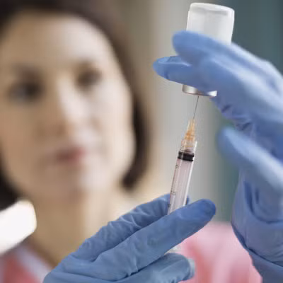 Tiêm phòng cúm là cách tốt nhất để bảo vệ cơ thể khỏi virus cúm nhưng điều có thể bạn chưa biết là nên tiêm phòng vào buổi sáng. So với những người tiêm phòng trong khoảng thời gian từ 3-5 giờ chiều, những người tiêm phòng vào 9-11 giờ sáng có nhiều kháng thể hơn đủ để chống lại hai lần cúm trong vòng 1 tháng sau khi tiêm. 