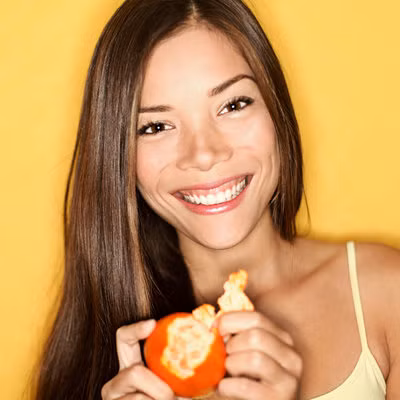 Khoảng 70% các tế bào tạo nên hệ miễn dịch nằm trong hệ tiêu hóa. Hệ tiêu hóa chính là nơi thải loại độc tố. Cách tốt nhất để giữ cho cả hệ tiêu hóa và hệ miễn dịch mạnh khỏe mà ăn uống sạch sẽ, tức ăn ít đường tinh chế, nhiều chất xơ. Điều này sẽ giúp cho bạn có được hệ tiêu hóa mạnh khỏe nhờ tăng sinh các vi khuẩn có lợi. 