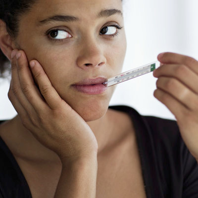 Phụ nữ dễ mắc các bệnh tự miễn dịch hơn đàn ông: Trong số hơn 2,35 triệu người Mỹ mắc các bệnh tự miễn dịch như bệnh lupus ban đỏ, bệnh vảy nến, bệnh viêm thấp khớp thì có đến ba phần là phụ nữ. Nghiên cứu cho thấy nguyên nhân có thể là do hormone giới tính estrogen. Các tế bào miễn dịch có thể có các cảm thụ quan mà estrogen bám vào và điều này có thể dẫn đến các dạng viêm khiến hệ miễn dịch phải làm việc quá sức. 