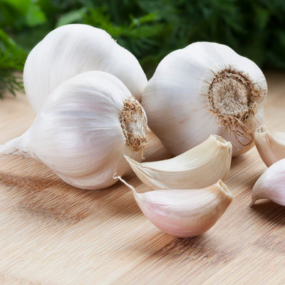 Một số thực phẩm đã được khoa học chứng minh là có tác dụng tăng cường miễn dịch, trong đó có tỏi, rượu, quả táo và súp gà vì táo có nhiều chất xơ hòa tan, còn súp gà có carsonine, một chất có tác dụng đánh bại cảm cúm ngay khi mới bị.