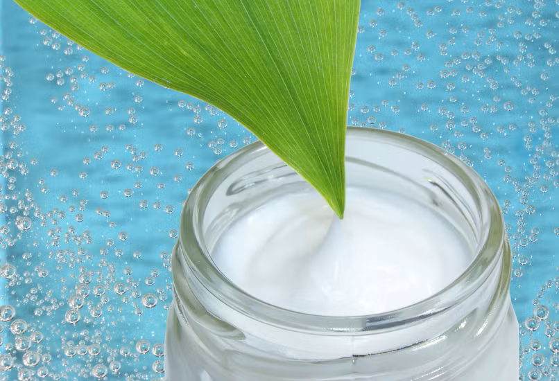 Nói một cách chính xác thì không hề có một tiêu chuẩn pháp lý nào được thừa nhận cho thuật ngữ “tự nhiên” trong ngành chăm sóc sắc đẹp. Các loại kem chống nắng được dán mác tự nhiên thường là kem chống nắng có chứa khoáng chất, bao gồm những hoạt chất như titanium dioxide và zinc oxide có tác dụng phản xạ UV. Tất nhiên những khoáng chất này đã được xử lý thành những hợp chất không có trong thiên nhiên trước khi cho vào kem chống nắng. 