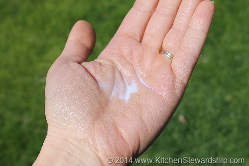 Một hạn chế khác của kem chống nắng tự nhiên là chỉ có 26% đạt hiệu quả bảo vệ giống như chỉ số SPF ghi trên nhãn mác. Con số này ở kem chống nắng hóa học là 58%. Dù có nhiều câu chuyện kinh dị được thêu dệt xung quanh thành phần của kem chống nắng hóa hoạc như gây ung thư hoặc dấn đến rối loạn hormone thì các chuyên gia da liễu vẫn khẳng định rằng đối với kem chống nắng, có dùng vẫn tốt hơn không. 