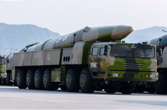 Mỗi khẩu đội THAAD bao gồm: 4 xe phóng mang tên lửa (8 ống phóng/xe), radar tìm kiếm mục tiêu và điều khiển hỏa lực AN/TPY-2 cùng một xe trung tâm điều khiển di động và 2 trung tâm hoạt động chiến thuật TOC.