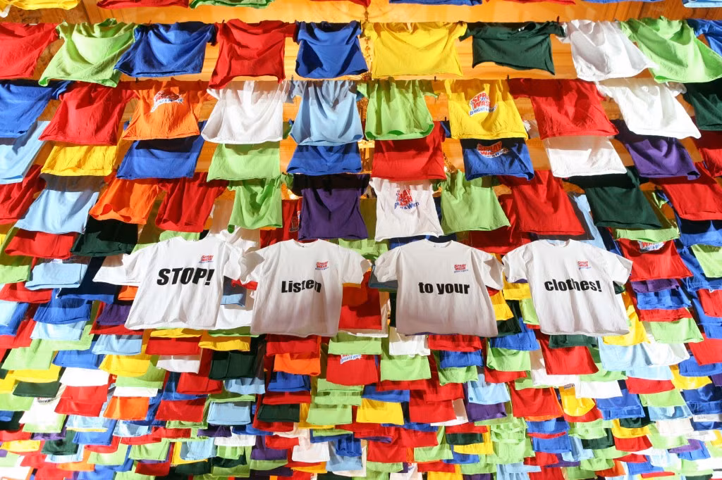 Mùa hè nắng nóng là thời điểm bạn cần lựa chọn quần áo cẩn thận hơn. Hãy chọn những màu sắc ít hấp thu nhiệt như các màu sáng hoặc sặc sỡ. Không nên mặc các loại quần áo dày hoặc quá ôm để cơ thể thoát nhiệt. Nên cố gắng mặc áo cộc tay. 