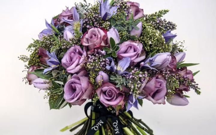 Nếu người phụ nữ của bạn yêu thích sự lãng mạn thì chẳng có gì hơn được sự kết hợp giữa hoa hồng, hoa tử đinh hương và hoa chi trà này với mức giá 1.900.000 đồng.