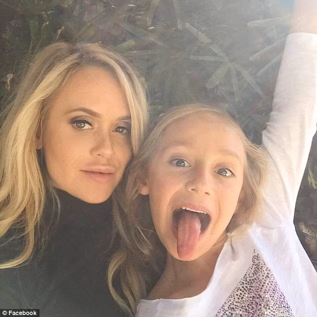 Người mẫu 34 tuổi được tạp chí Playboy tặng biệt danh “Nữ hoàng Snapchat” này vẫn bị đau khi về nhà. Sau đó cô đã đăng một dòng trạng thái lên Twitter rằng “bị đau dây thần kinh cổ trong một buổi chụp ảnh, đã đi nắn khớp xương cổ nhưng vẫn đau, có ai có cách nào trị đau cổ tại nhà không?”