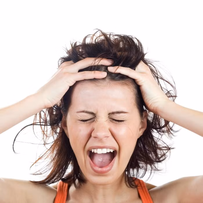 Boxing giải tỏa căng thẳng: Không cần phải mường tượng ra một kẻ đáng ghét nào đó trên những túi cát rồi đấm thật lực để giải tỏa bức xúc. Rất nhiều nghiên cứu đã chứng minh boxing ảnh hưởng một cách tích cực đến tâm trạng vì mỗi cú đấm đều tạo ra adrenaline để từ đó cơ thể sản sinh ra endorphin – một loại hooc-môn vui vẻ. Theo nghĩa đen, boxing là “đấm cho vui”. 