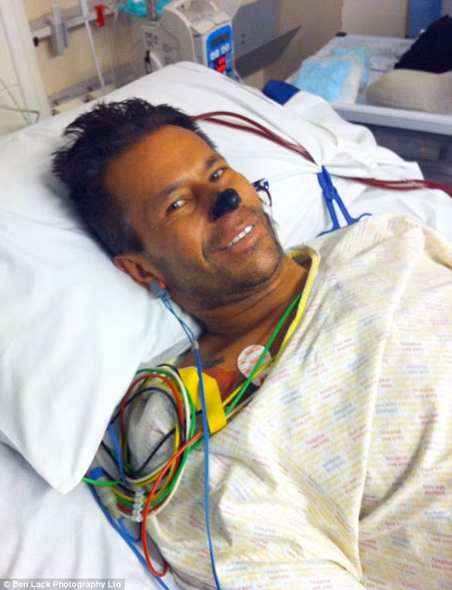 Cuộc sống của người đàn ông năng động này bỗng dưng bị đảo lộn khi một ngày bỗng bị đau hông, sốt và toàn thân run lẩy bẩy. Tình hình xấu hơn khiến anh bị hôn mê mất 11 ngày mặc dù anh đã nhập viện và chăm sóc đặc biệt. 