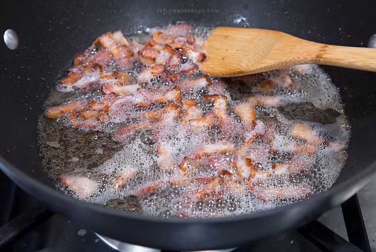 Thịt hun khói thái nhỏ rồi cho vào chảo chiên qua với dầu cho đến khi ngả màu cánh gián, cháy cạnh và hơi giòn. Vớt thịt để riêng.