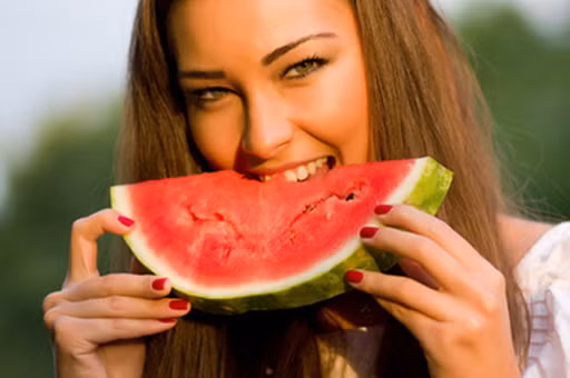 Một mẹo nhỏ nữa là hãy ăn ở nơi có ánh sáng vì bạn sẽ ăn được nhiều hơn nên no lâu hơn