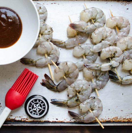 Xiên tôm vào que nướng và nướng sơ qua trên lửa lớn, trong khi nước phết thêm một chút dầu ăn. Thời gian nướng khoảng 1-2 phút mỗi mặt cho đến khi tôm ngả màu hồng.