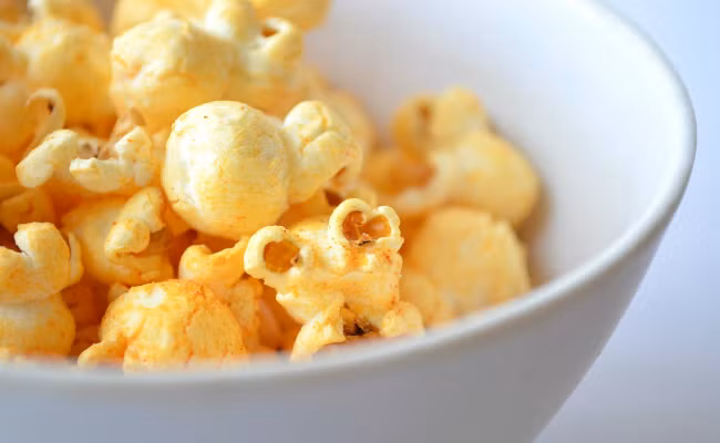 Bắp rang bơ không còn là một món ăn vặt nếu bạn thêm vào một loại siêu thực phẩm bổ dưỡng như nghệ. Trộn một chút men nở với bột nghệ và rau mùi khô xay nhỏ rồi rắc lên là bạn đã có ngay một món ăn với nghệ thơm ngon. 