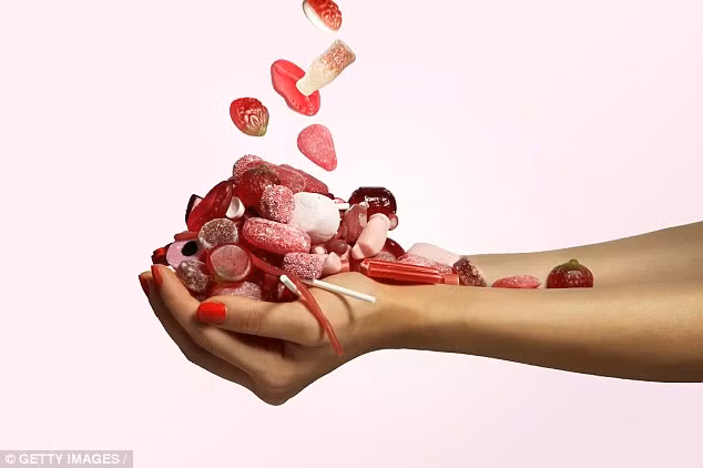 Thực phẩm chứa nhiều đường như bánh kẹo cũng sẽ làm bệnh són tiểu nặng hơn. Ngoài hạn chế ăn đồ ngọt thì còn cẩn để ý không ăn những thực phẩm mà bạn tưởng là không có đường như siro hay đường ăn kiêng. 