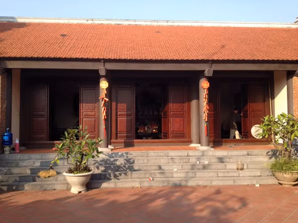 Nhà của " vua hài đất Bắc" Xuân Hinh được thiết kế theo kiến trúc nhà vườn Bắc Bộ. Toàn bộ đồ gỗ trong nhà được làm bằng gỗ lim, bậc tam cấp được làm từ đá lấy ở Ninh Bình.