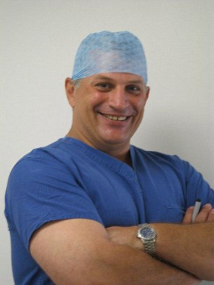 Bác sĩ cắt nhầm rồi đổ lỗi tinh hoàn bị teo nhỏ - Hình 2 Bac si cat nham roi do loi tinh hoan bi teo nho-Hinh-2