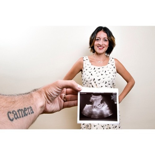 Với hình xăm chữ camera tình cờ trên tay, một ông bố tương lai đã làm như mình là một chiếc máy ảnh thực thụ.