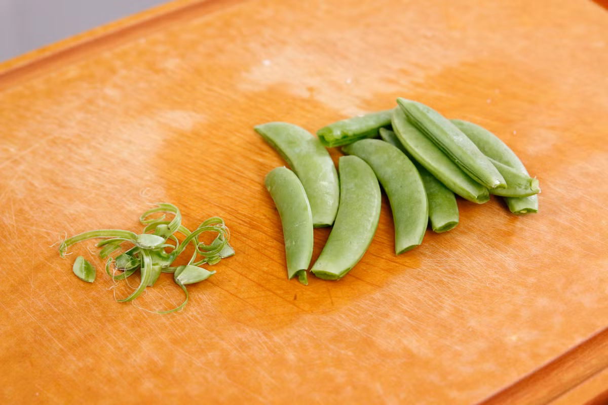 Đậu Hà Lan tước vỏ rồi rửa sạch. 