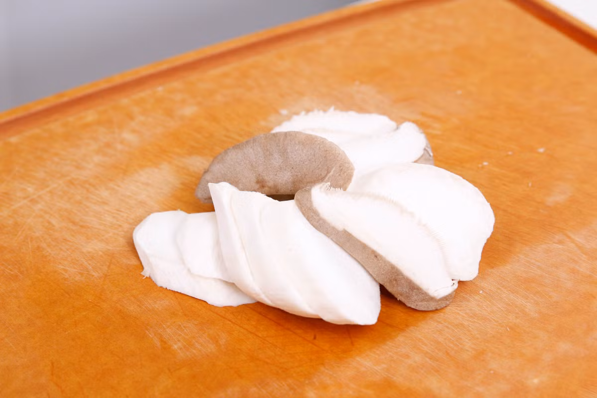 Nấm đùi gà rửa sạch và thái miếng. 