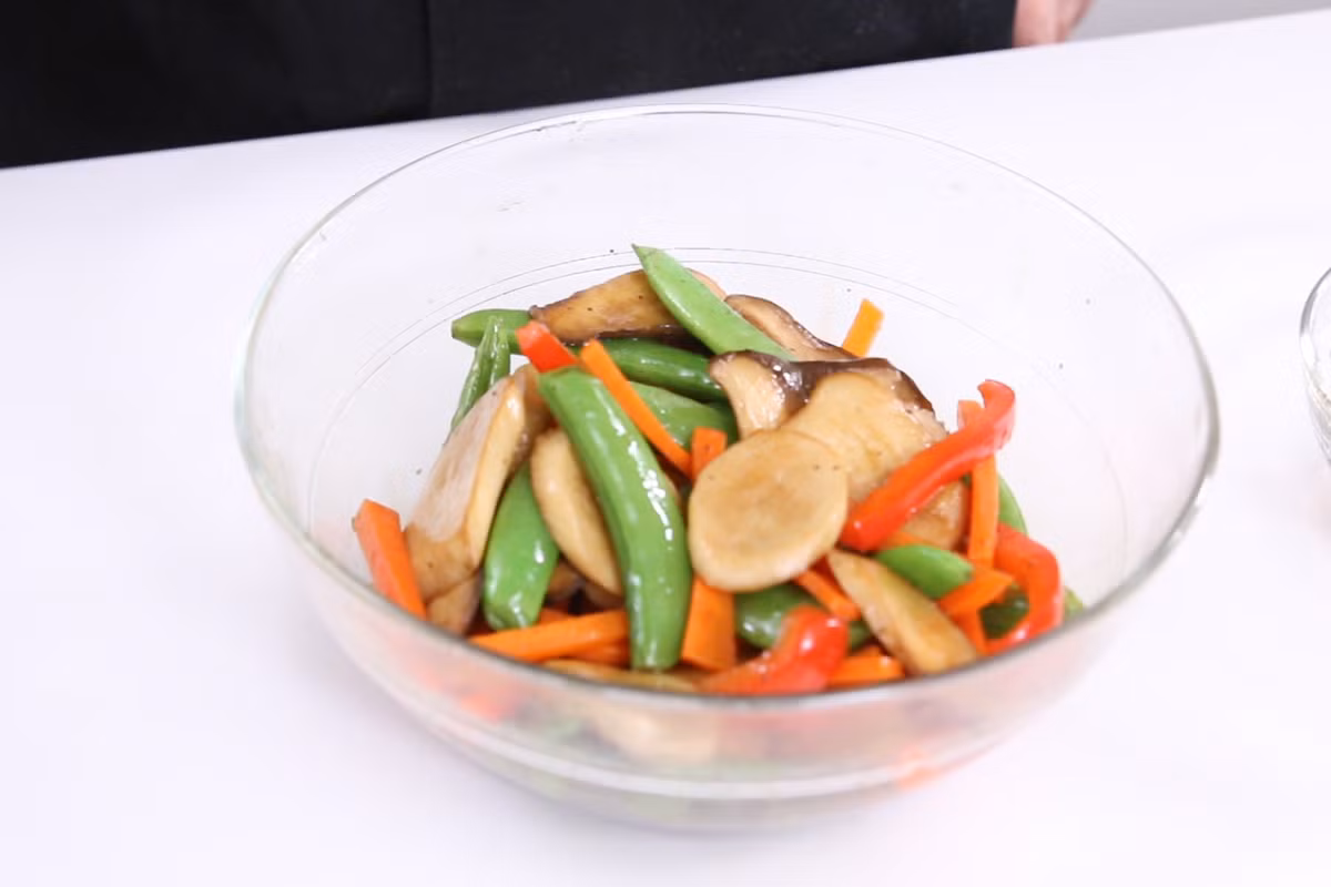 Tiếp đến cho đậu Hà Lan, cà rốt và nước sốt đã pha vào trộn đều.