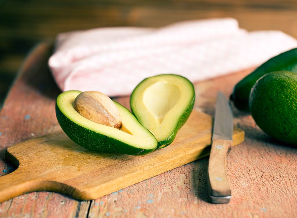 Nhờ có các chất béo không hòa tan chuỗi đơn và đa, quả bơ có tác dụng làm giảm cholesterol và giảm nguy cơ mắc bệnh tim mạch nếu dùng thay cho các chất béo hòa tan hoặc trans-fat. Chỉ cần không ăn quá nửa quả vì một quả bơ chứa tới 227 calo 