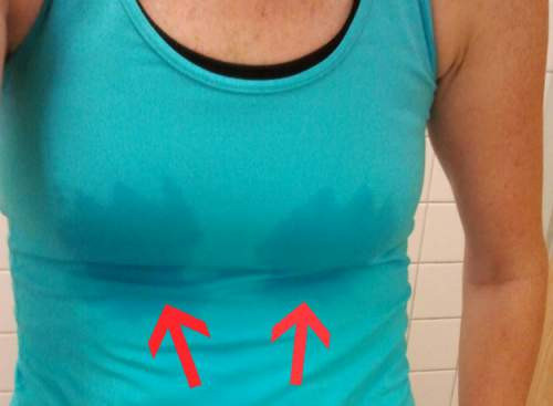 Những người bị đổ mồ hôi ở phần ngực vào mùa hè hay bất cứ khi nào có thể cắt đôi miếng băng vệ sinh và lót vào bên trong áo ngực. Khi mồ hôi tiết ra, miếng băng vệ sinh sẽ thấm hút hết. Đây cũng là cách giữ cho áo ngực không bị ố bẩn vì mồ hôi. 