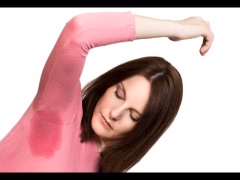 Một vấn đề hay gặp khác trong tiết trời nắng nóng là đổ mồ hôi dưới cánh tay. Để tránh gặp phải những tình huống xấu hổ khi phần nách áo bị ướt làm hỏng hình ảnh, dùng băng vệ sinh dán vào vùng nách áo bên trong để bạn trông khô thoáng kể cả trong những ngày nóng nhất. 