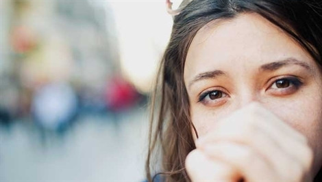 Chuyên gia tâm lý gợi ý hãy thử tưởng tượng bạn đang đứng trên một bờ sông hay bên ngoài một công viên, cánh đồng và nhìn lá trôi trên sông hoặc ngắm mây trôi. Hãy để tình cảm, suy nghĩ hay cảm giác trôi theo những đám mây hay chiếc lá đó. 