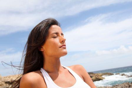 Điều đầu tiên cần làm để giảm lo lắng là hít thở sâu vì khi đó phản ứng thư giãn của cơ thể được kích hoạt. Nó giúp cơ thể đang từ trạng thái phản ứng đồng cảm chuyển thành trạng thái phản ứng đối giao cảm. Thực hành tập luyện hơi thở bằng cách hít vào chậm rãi trong khi đếm đến 4, đầu tiên là hít hơi đầy bụng rồi đến ngực, sau đó nín thở và cũng đếm đến 4. 