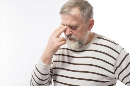 Nếu bạn thấy khó có thể tập trung trong khi làm việc hay học hành thì nguyên nhân cũng có thể xuất phát từ giấc ngủ. Ngủ quá nhiều trong một thời gian dài sẽ làm bộ não già đi khoảng 2 năm khiến bạn khó có thể thực hiện các hoạt động hàng ngày. 