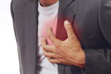 Bệnh tim mạch là một trong những nguyên nhân hàng đầu dẫn đến tử vong và ngủ quá nhiều sẽ làm tăng nguy cơ tử vong vì bệnh tim mạch lên đến 34%. Phụ nữ ngủ nhiều hơn đàn ông nên có nguy cơ mắc bệnh tim mạch cao hơn đàn ông. 