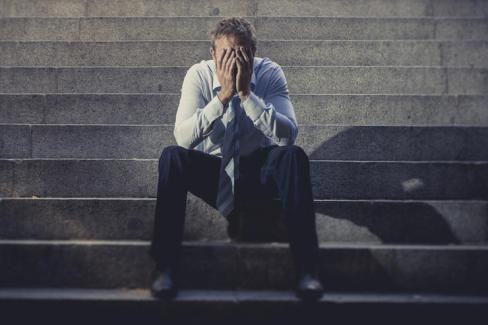 Căng thẳng, suy sụp, trầm cảm và giấc ngủ luôn đi song song với nhau nhưng quan hệ giữa quả trứng và con vịt. Một số người với vài dạng trầm cảm nhất định thường ngủ nhiều hơn và ngủ nhiều lại khiến bệnh trầm cảm nặng hơn.