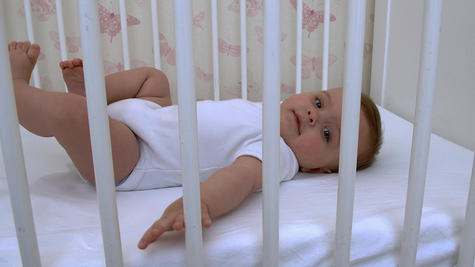 Phương pháp không nước mắt: Tương tự như trên, mẹ cần cho bé đi ngủ vào giờ cố định nhưng phương pháp này được thực hiện theo nguyên tắc mỗi khi bé khóc là mẹ xuất hiện ngay lập tức. Nói cách khác, mỗi lần bé khóc, mẹ đến gần và nhắc đi nhắc lại những âm thanh như “con ngủ đi” hoặc “shhh” rồi đợi cho đến khi bé không khóc nữa. Cách rèn cho bé ngủ này chỉ áp dụng khi bé thực sự bị tỉnh giấc, nếu bé mới chỉ hơi khóc mà mẹ xuất hiện là làm hỏng quá trình tự ru ngủ của bé. 