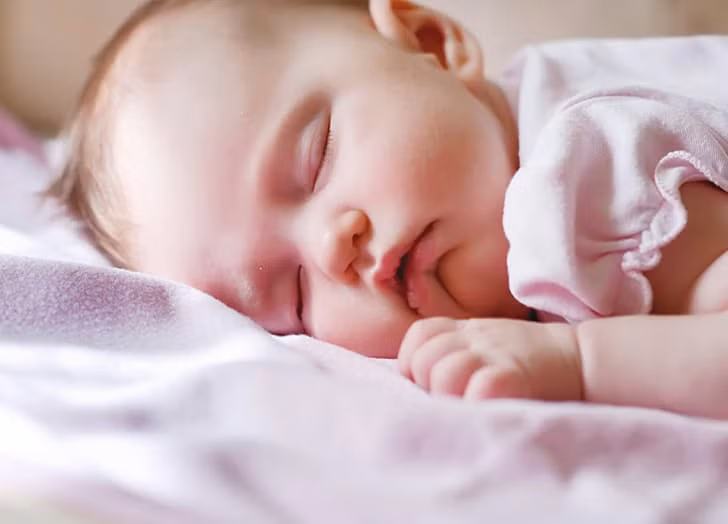 Phương pháp xa dần: Phương pháp này còn gọi là “xa cách dần dần”, có nghĩa là mẹ có thể vỗ về bé để bé ngủ trong nôi khoảng 3 tối mà không bế bé lên. Cần hết sức kiên nhẫn vì thời gian này có thể kéo dài tới 90 phút. Tiếp đó, trong 3 buổi tối tiếp theo, đặt một chiếc ghế bên cạnh nôi và dỗ bé ngủ. 3 ngày tiếp theo đặt ghế xa hơn đến gần cửa và chỉ dỗ bé bằng âm thanh, cứ tiếp tục đẩy ghế xa dần cho đến khi bé quen. 