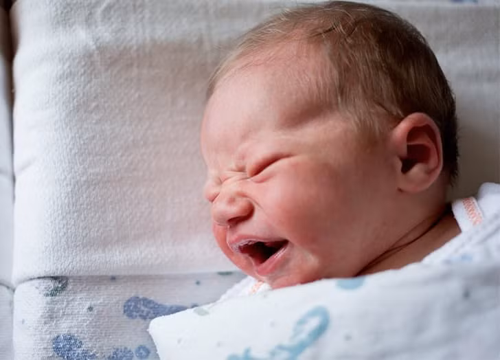 Phương pháp mặc kệ trẻ khóc: Mặc dù đây là phương pháp rèn bé tự ngủ khiến các ông bố bà mẹ cảm thấy xót con nhưng rất nhiều bác sĩ khoa nhi ủng hộ - với điều kiện trẻ đủ lớn. Đầu tiên khi đến giờ đi ngủ, mẹ cần âu yếm, vỗ về bé rồi đặt bé xuống giường hoặc cũi khi bé đã lơ mơ ngủ. Tiếp đó, mặc kệ trẻ khóc một lúc rồi mới bế bé lên và dỗ bé ngủ tiếp, thời gian để trẻ khóc cần tăng dần lên theo thời gian. Lưu ý không để trẻ khóc quá to hoặc khóc dai dẳng. Lâu dần bé sẽ tự học được cách tự vỗ về bản thân. 