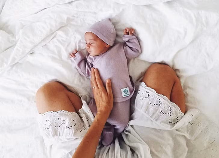 Phương pháp có mặt rồi đi nhanh: Cho bé đi ngủ vào một giờ cố định. Khi bé tỉnh giấc, đợi 5 phút rồi mới dỗ bé. Nếu bé vẫn còn khóc thì mẹ đến gần rồi vỗ về bé ngủ khi vẫn nằm trong cũi (không giao tiếp bằng mắt, không nói chuyện, chỉ vỗ nhẹ và dùng âm thanh “shhh”) khoảng 1-2 phút rồi lặng lẽ đi ra chỗ khác. Lần thứ 2, để bé khóc khoảng 10 phút rồi mới chạy lại dỗ bé, cứ thế tăng thời gian lên 15 phút. Chỉ vài lần là bé sẽ quen. 