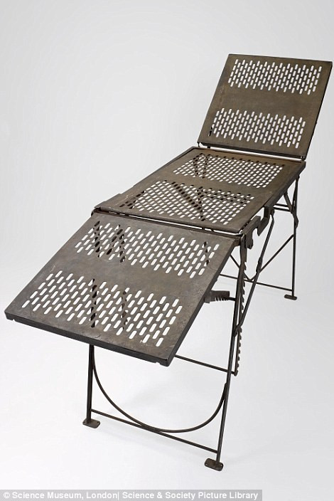 Chiếc bàn phẫu thuật này được dùng trong các trại y tế cách chiến tuyến vài km.