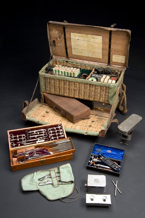 Đồ nghề phẫu thuật của bác sĩ có dạng một chiếc giỏ picnic chứa nhiều dao nhọn, chất gây mê và thuốc sát trùng.