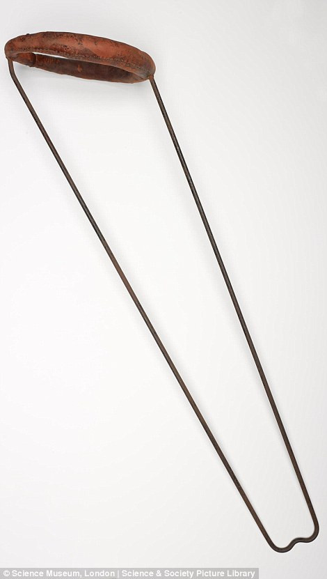 Trong những năm đầu của cuộc chiến, có đến 80% lính quân đội Anh bị vỡ xương đùi dẫn đến tử vong. Chiếc thanh nẹp có từ thời Victoria này đã được cải tiến và dùng rộng rãi góp phần làm giảm thương vong và thương tật vĩnh viễn.