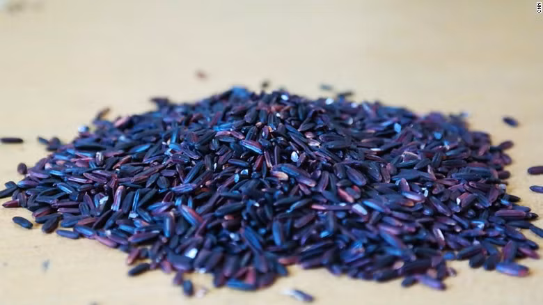 Anthocyanin còn làm giảm cholesterol trong máu, làm giảm nguy cơ mắc bệnh tim mạch. Chất anthocyanin trong gạo lứt còn nhiều hơn cả trong việt quất, ngoài ra còn có vitamin E và sắt. 