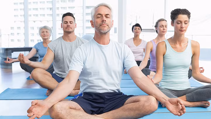 Yoga khiến dịch bạch huyết chảy khắp cơ thể, cuốn đi tất cả các virus và vi khuẩn gây bệnh. Nếu kết hợp với chế độ ăn uống lành mạnh, hệ miễn dịch sẽ bắt đầu hoạt động tốt hơn vì hệ thống phòng thủ đầu tiên của cơ thể đã giết chết những kẻ xâm nhập từ bên ngoài ngay khi chúng kịp đi xa khắp cơ thể. 